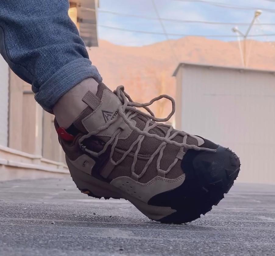 Light brown casual running sneakers