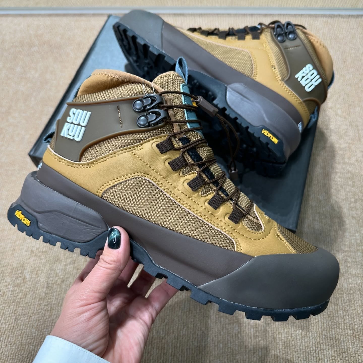 Khaki velvet breathable lace-up casual sports hiking shoes