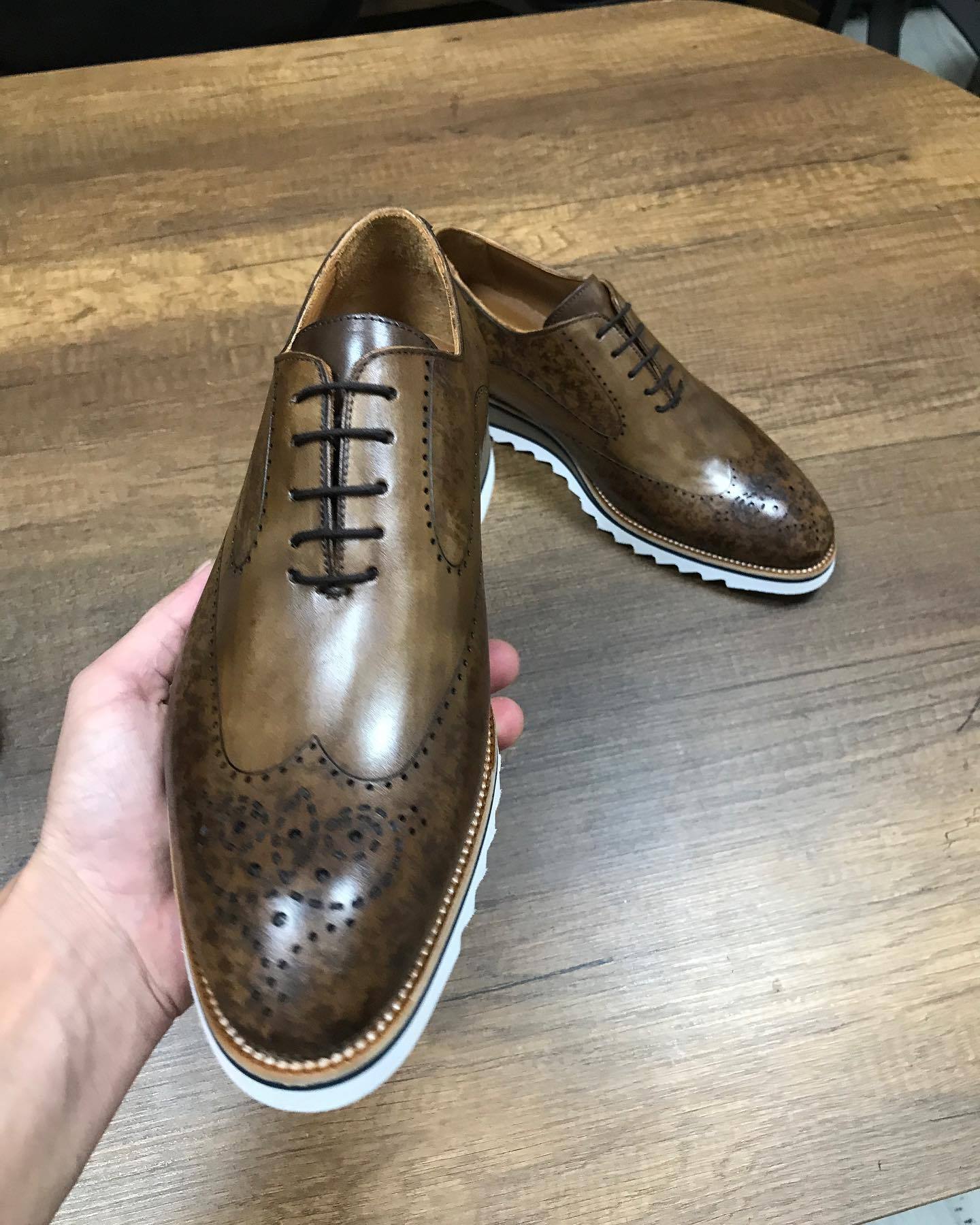 Light brown breathable British leather shoes