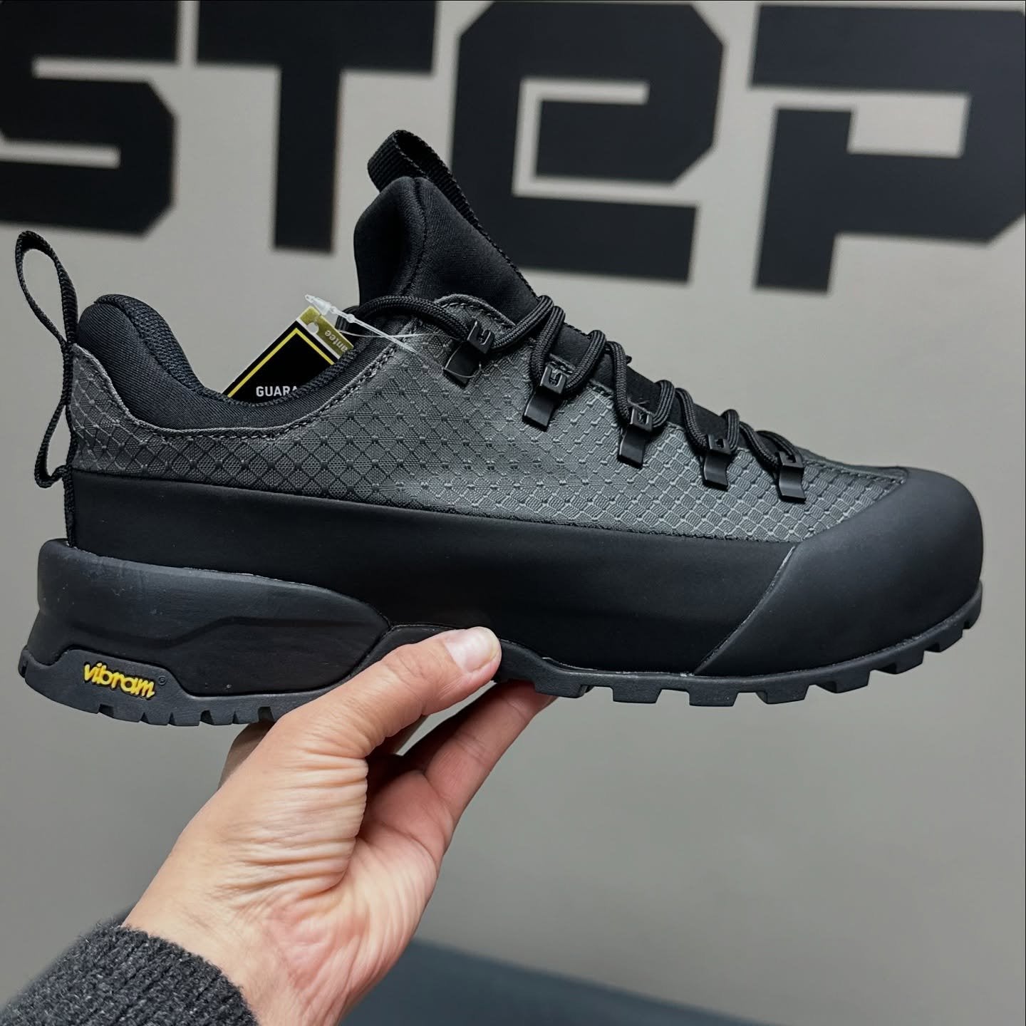 Black velvet breathable lace-up casual sports hiking shoes
