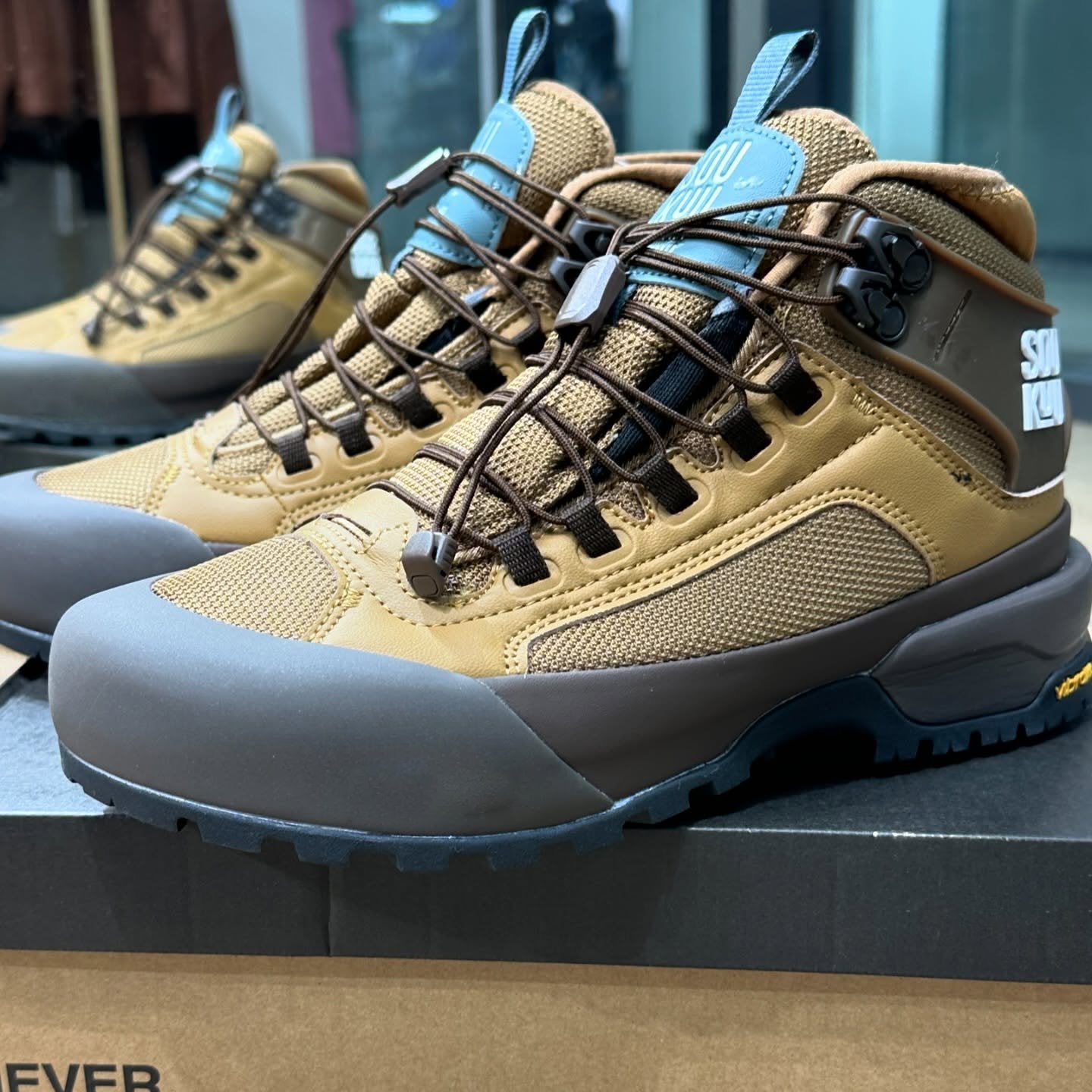 Khaki velvet breathable lace-up casual sports hiking shoes